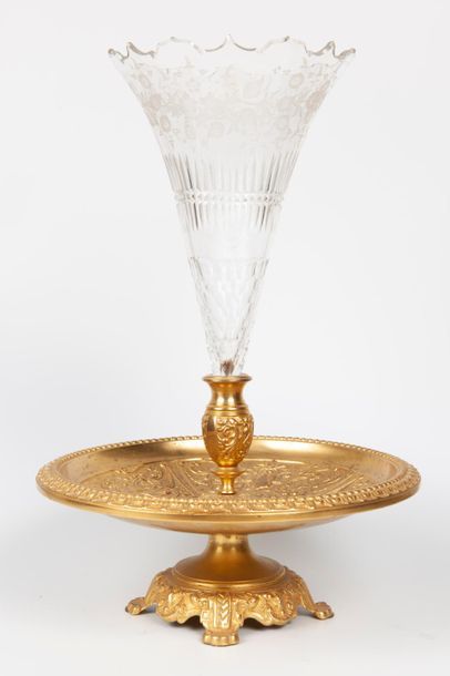 Style Renaissance, fin du XIXème siècle Vase cornet en verre gravé de fleurettes...
