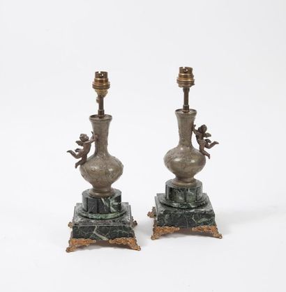 Vers 1900. Paire de petits vases à décors de branches feuillagées avec un Amour en...