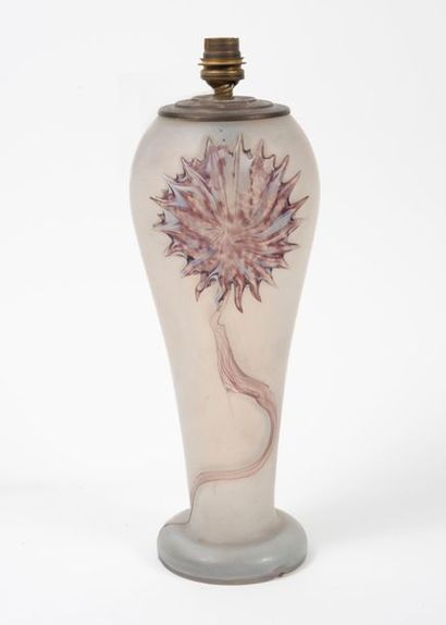 Dans le goût Art Nouveau Vase balustre en verre sur petit talon à décor d'une fleur...