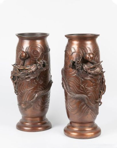 CHINE, Fin du XIXème ou début du XXème siècle Paire de vases en bronze patiné cuivré...