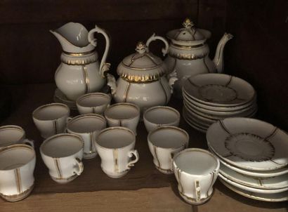 XIXème-XXème siècles Lot d'assiettes, plat, quelques pièces de forme, tasse et cafetière...