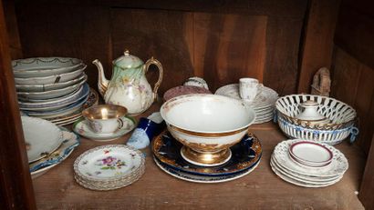 XIXème-XXème siècles Lot d'assiettes, plat, quelques pièces de forme, tasse et cafetière...