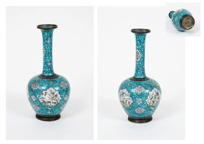 IRAN, début du XXème siècle Petit vase soliflore à panse ovoïde et à long col évasé...