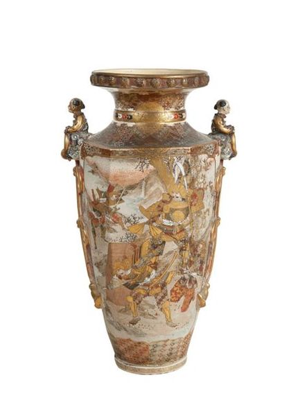 JAPON, Satzuma, vers 1900 Grand vase en faïence fine à décor polychrome et or de...