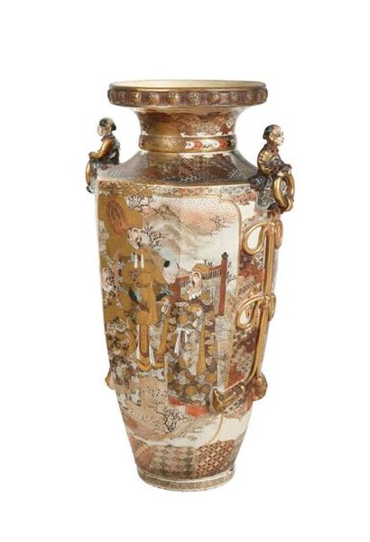 JAPON, Satzuma, vers 1900 Grand vase en faïence fine à décor polychrome et or de...