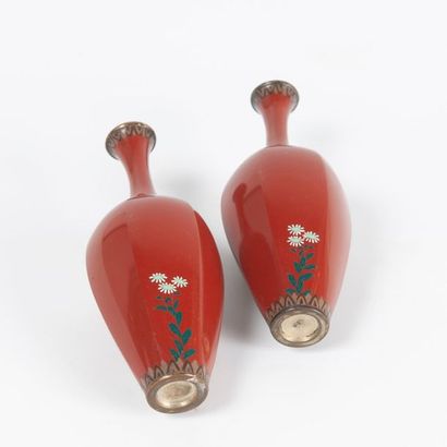 JAPON, fin du XIXème ou début du XXème siècle Paire de petits vases balustres soliflores,...