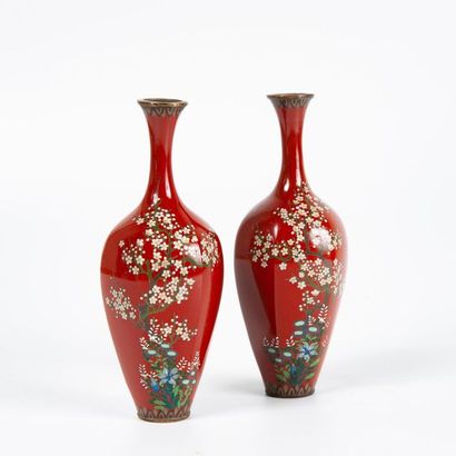 JAPON, fin du XIXème ou début du XXème siècle Paire de petits vases balustres soliflores,...