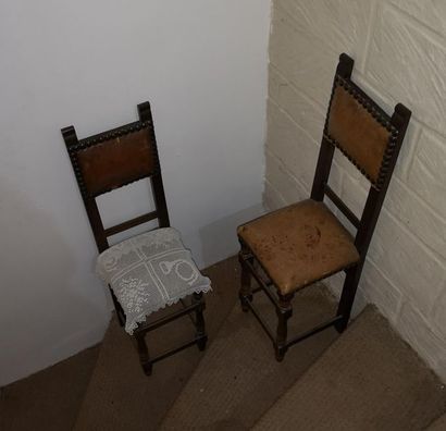 Style espagnol, début du XXème siècle Paire de petites chaises étroites en bois teinté,...