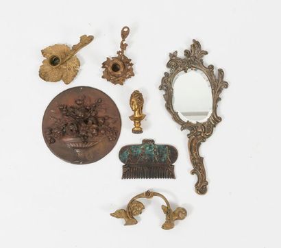 Ensemble de huit objets en bronze patiné, doré ou argenté, fin du XIXème ou début...