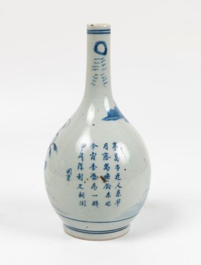 CHINE, XIXÈME SIÈCLE Petit vase bouteille en porcelaine blanche à décor bleu de pagodes...