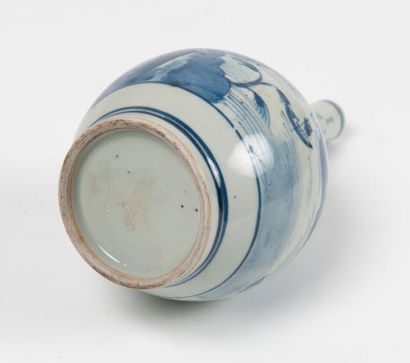 CHINE, XIXÈME SIÈCLE Petit vase bouteille en porcelaine blanche à décor bleu de pagodes...