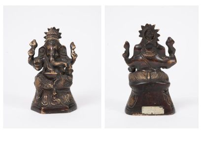 INDE, XXème siècle Ganesh assis.
Epreuve en bronze à patine brune.
H. : 16 cm.
Usures...