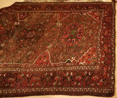 IRAN, première moitié du XXème siècle Tapis en laine polychrome.
Champs brique découpé...