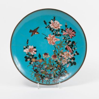 JAPON, seconde moitié du XIXème siècle Deux plats ronds en cuivre et émaux cloisonnés...