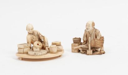 Japon, vers 1920-1930 Artisans au travail.
Deux petits groupes en ivoire sculpté...