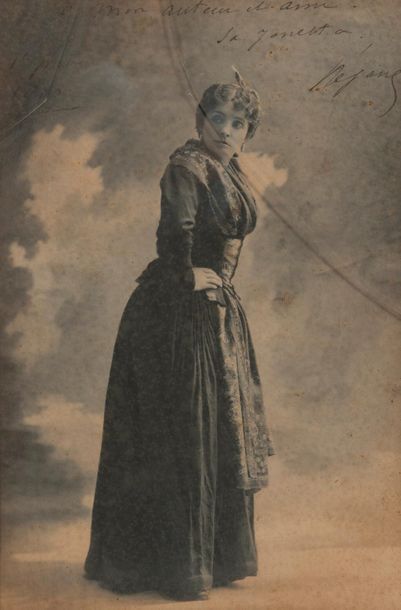Cinq photographies dédicacées à Eugène BRIEUX (1858-1932) - Sarah BERNHARDT (1844-1923),...