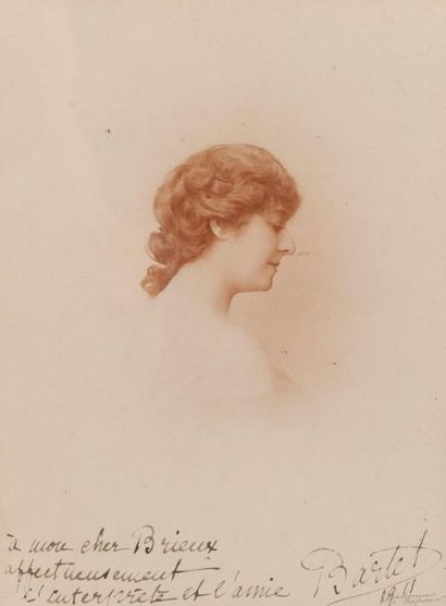 Cinq photographies dédicacées à Eugène BRIEUX (1858-1932) - Sarah BERNHARDT (1844-1923),...