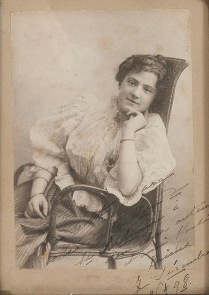 Cinq photographies dédicacées à Eugène BRIEUX (1858-1932) - Sarah BERNHARDT (1844-1923),...