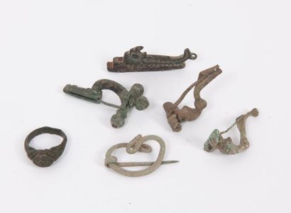 ÉPOQUE ROMAINE Lot de petite archéologie en bronze comprenant quatre fibules à patine...