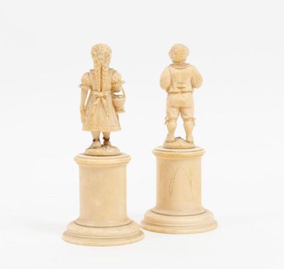 DIEPPE, XIXème siècle Petite fille - Petit garçon.
Paire de statuettes en ivoire...