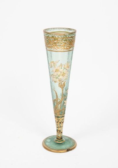 MONTJOYE, Cristallerie Saint-Denis Vase cornet sur base circulaire.
Épreuve en verre...