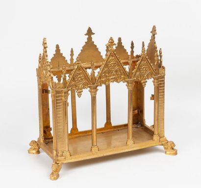 Seconde moitié du XIXème siècle Lot d'objets religieux comprenant :
- Cage de châsse...