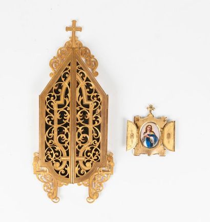 Seconde moitié du XIXème siècle Lot d'objets religieux comprenant :
- Cage de châsse...
