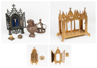 Seconde moitié du XIXème siècle Lot d'objets religieux comprenant :
- Cage de châsse...