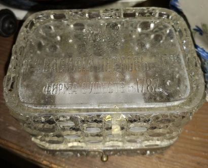 RUSSIE, seconde moitié du XIXème siècle Boîte à biscuits en cristal taillé.
Monture...