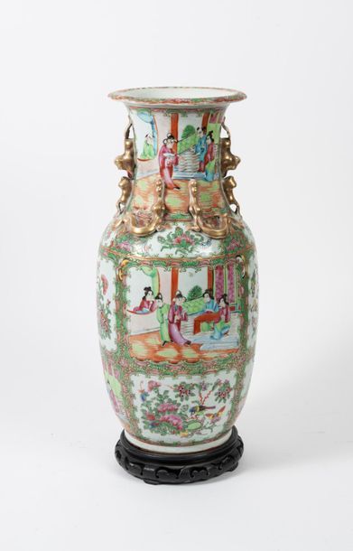 CHINE, fin du XIXème siècle ou XXème siècle - CANTON
Vase en porcelaine polychrome...