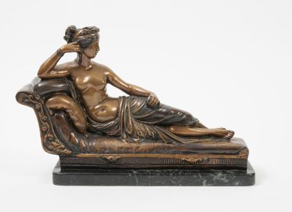 D'après Antonio CANOVA (1757-1822) Pauline Borghèse.
Epreuve en bronze patiné. 
Socle... Gazette Drouot