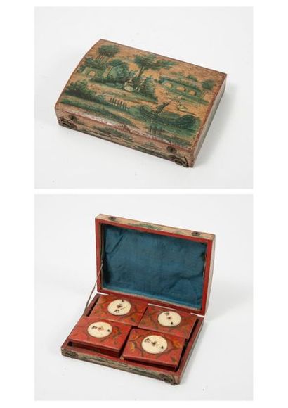 XVIIIème siècle. Boîte à jeux rectangulaire à couvercle bombé en bois peint à décor...