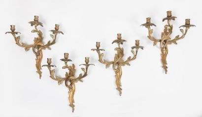 Début du XXème siècle Suite de quatre appliques de style Louis XV en bronze doré...