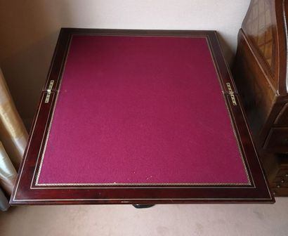 Style Louis XVI, seconde moitié du XIXème siècle. Table à jeux rectangulaire en placage...
