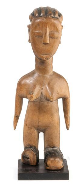 GHANA, Ewé Statuette féminine.
Bois sculpté, debout. 
Un pied absent.
Patine d'usage.
H....