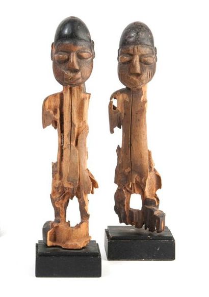 GHANA, Ewé Paire de jumeaux Venavi.
En bois sculpté. Le corps est très raviné mais...