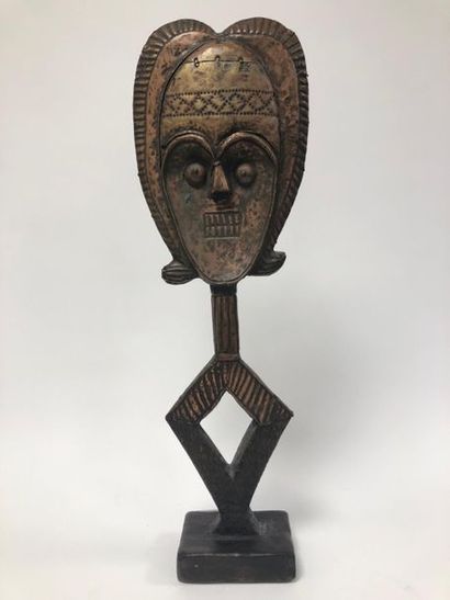 AFRIQUE GABON, Kota 
Figure de reliquaire.
En bois sculpté recouvert de plaque de...