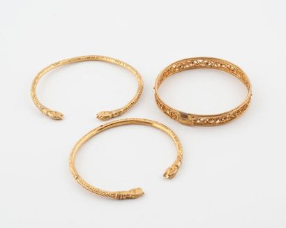 null Trois bracelets jonc en or jaune (750) dont un filigrané. 
Poids net total :...