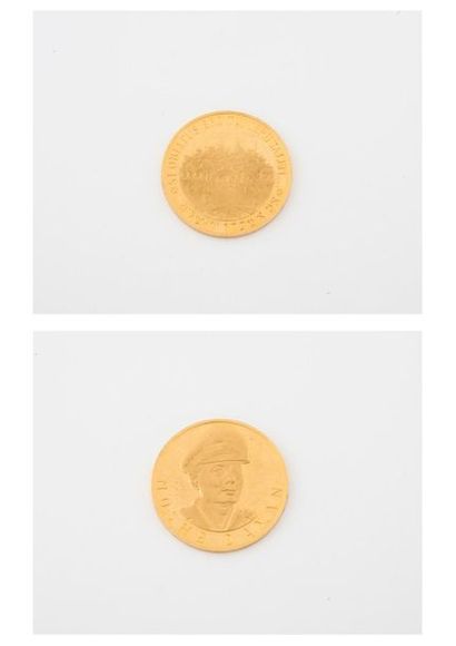 ISRAEL, Moshe Dayan Yellow gold medal (min. 750) by Moshe Dayan, 1956-1967.
Pinned...