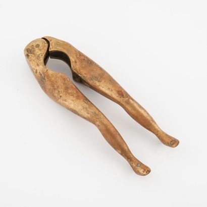 null Casse-noix en bronze patiné figurant des jambes de femme. 
H. : 13,5 cm. 
Oxydations....