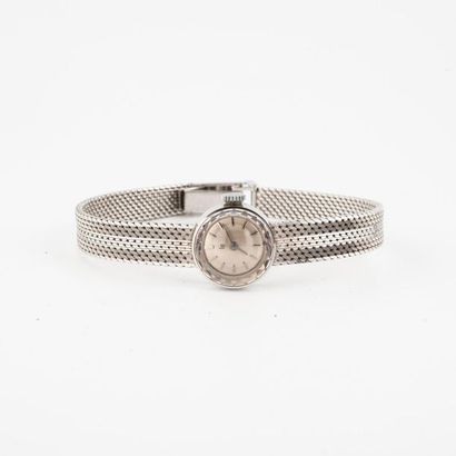 LIP Montre bracelet de dame en or gris (750).
Boîtier rond. 
Cadran à fond argenté,...