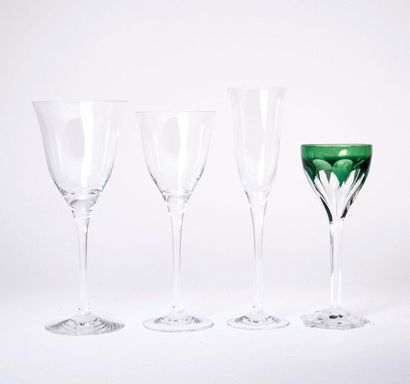 null Partie de service de verres en cristal comprenant:
-Douze verres à eau (Eclat...