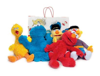 KAWS (né en 1974) 
Sesame Street plush
Ensemble de 5 peluches Sesame Street en polyester...
