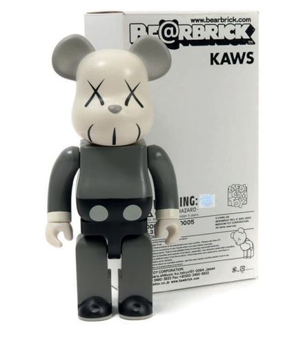 KAWS (né en 1974) 
Bearbrick Companion 400 % (Grey), 2002
Vinyle peint, objet-sculpture...