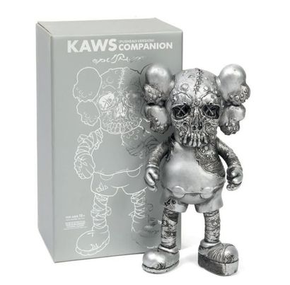 KAWS (né en 1974) 
Pushead (Grey), 2005
Vinyle peint, sculpture objet portant la...