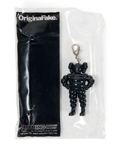 KAWS (né en 1974) 
Chum Keychain (Black)
Vinyle peint, porte clefs portant le copyright...
