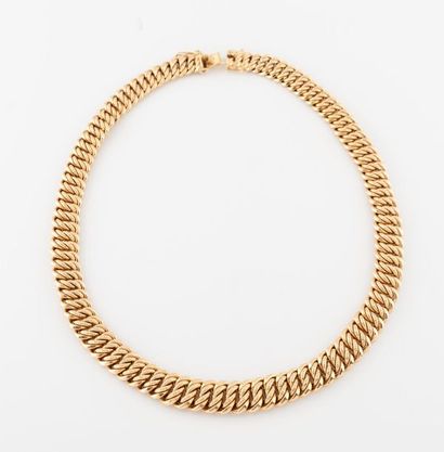 null Necklace in yellow gold (750) with partially chiselled American mesh. 
Ratchet...