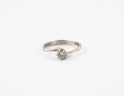 null Solitaire ring in white gold (750) set with a brilliant-cut diamond in claw...