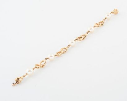 null Bracelet en or jaune (750) orné de maillons en 8 et perles de culture blanches...