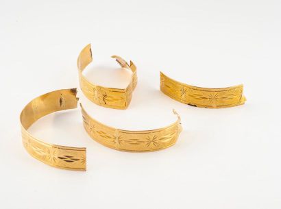 null Débris de bracelets joncs rigides en or jaune (750)
Poids net total : 57 g....
